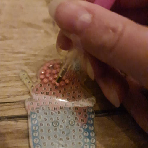 Kreatív gyémántszemes kulcstartó kirakó készlet, mintákkal, gyémántokkal, ceruzával – (BB-20454) (5)