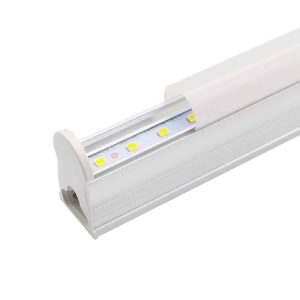 700 lumen fényerejű, 57 cm-es T5 LED fénycső armatúrával és hálózati csatlakozóval 8W (BBL)