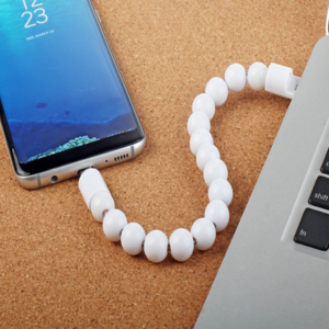 Fehér színű USB töltőkábel karkötő iPhone-hoz – lightning csatlakozó (BLLV) - Image 2